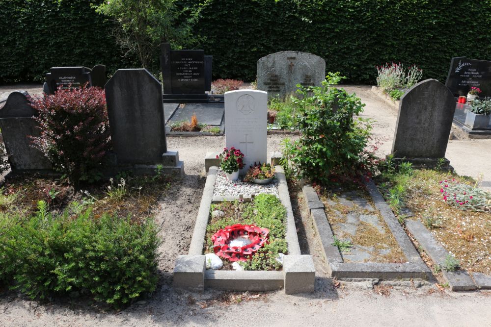 Commonwealth War Grave Cemetery Godesakker Esbeek #2