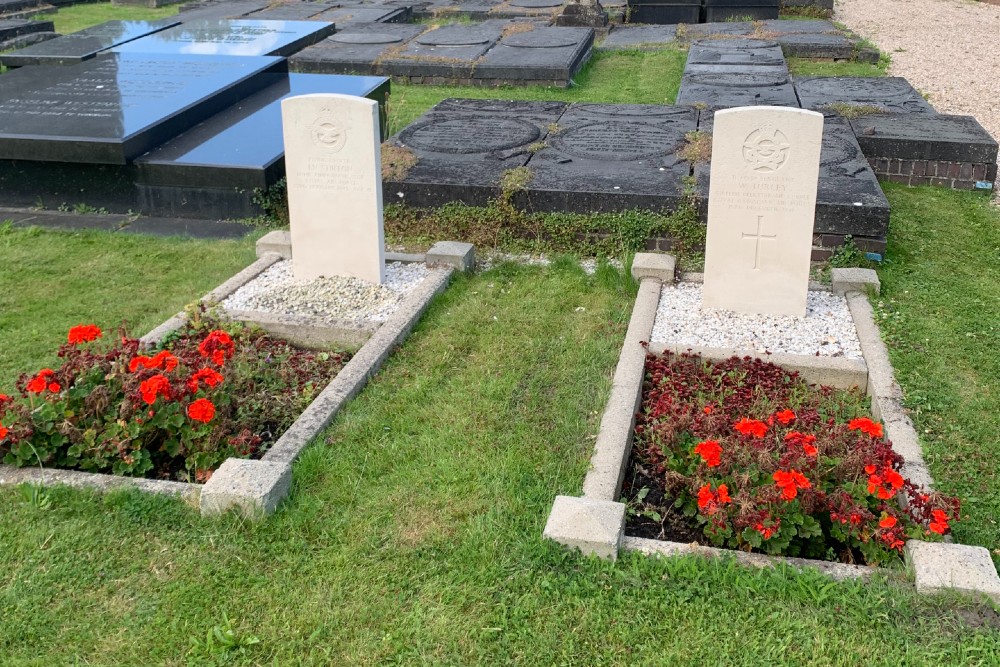 Oorlogsgraven van het Gemenebest Gemeentelijke Begraafplaats Usquert #1