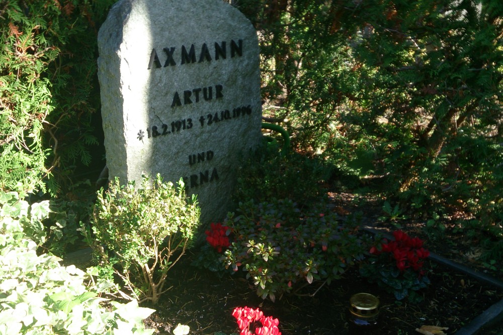 Grave Arthur Axmann #2