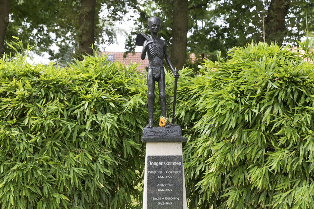 Monument Japanse Jongenskampen #3