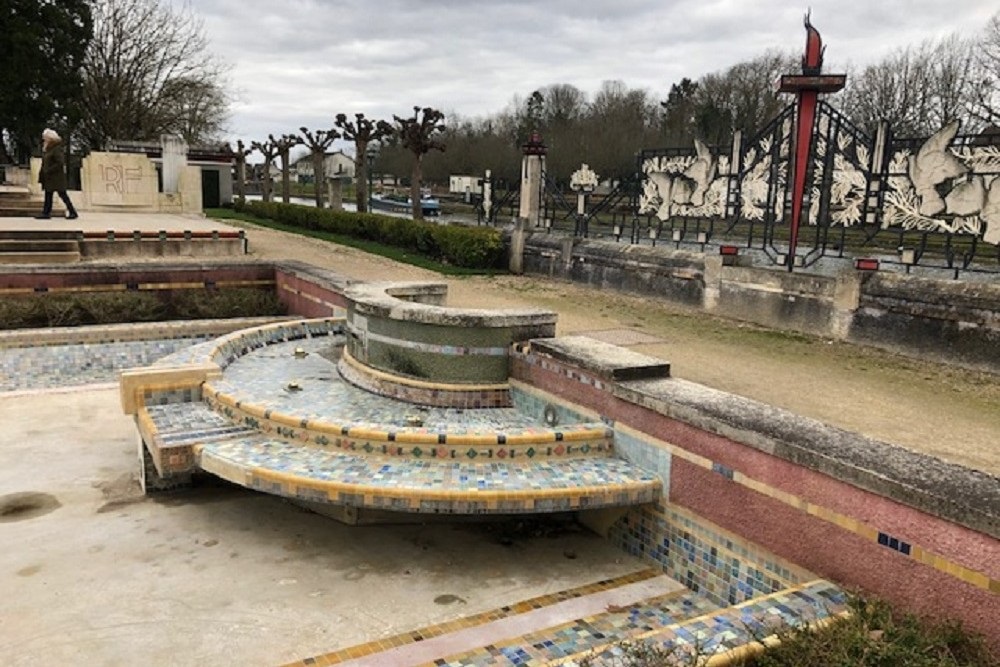 Oorlogsmonument Vierzon #3