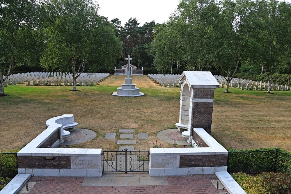 Commonwealth War Cemetery Mierlo #3