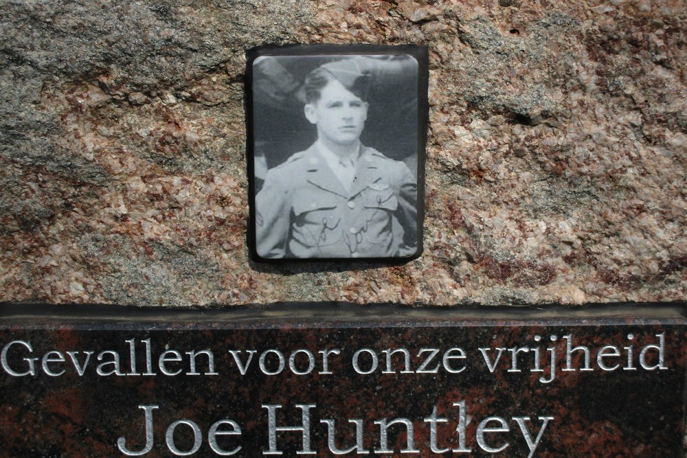 Gedenkteken voor Joe Huntley Marlow #4