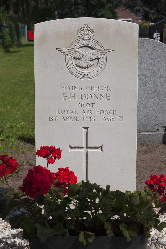 Commonwealth War Grave Roman Catholic Cemetery Lonneker #2