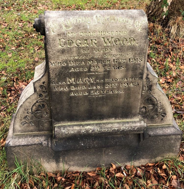 Commonwealth War Grave Shepley United Methodist Chapelyard