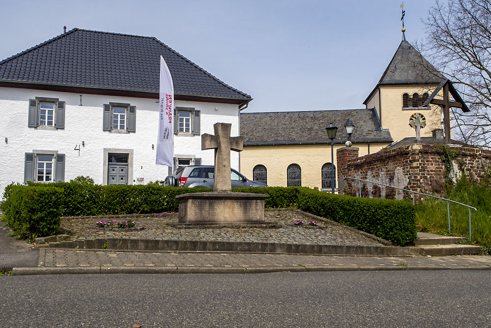 War Memorial Niedermerz #1