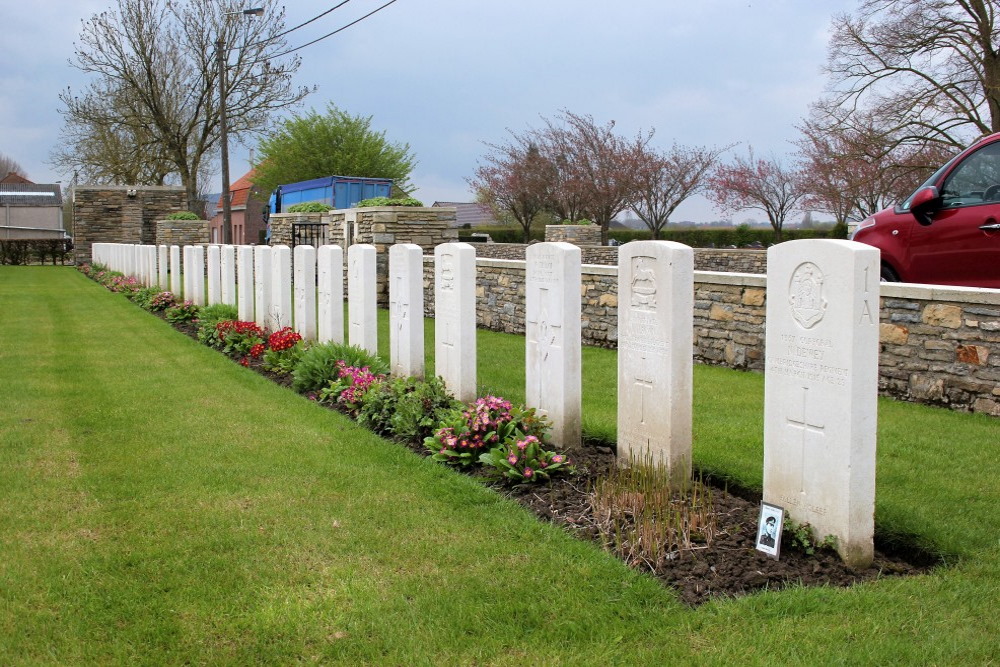 Commonwealth War Cemetery Dickebusch New Military #4