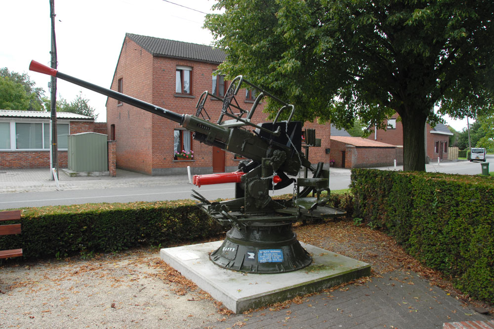 Bevrijdingsmonument met Luchtdoelkanon Wuustwezel #4