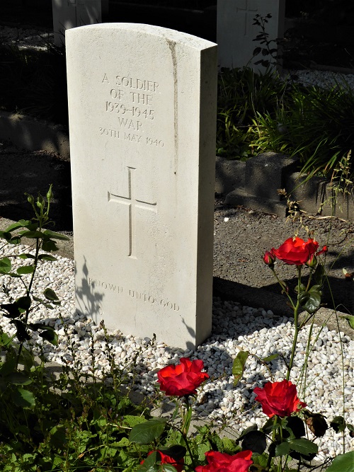 Commonwealth War Graves Wulpen #5
