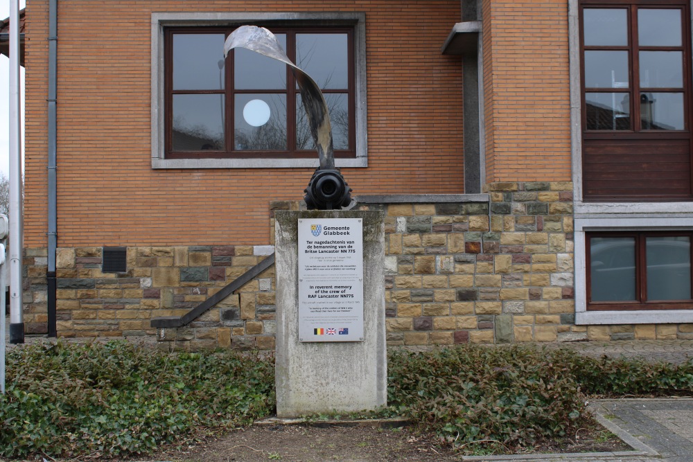 Monument Crew Lancaster NN775 514 Sqn