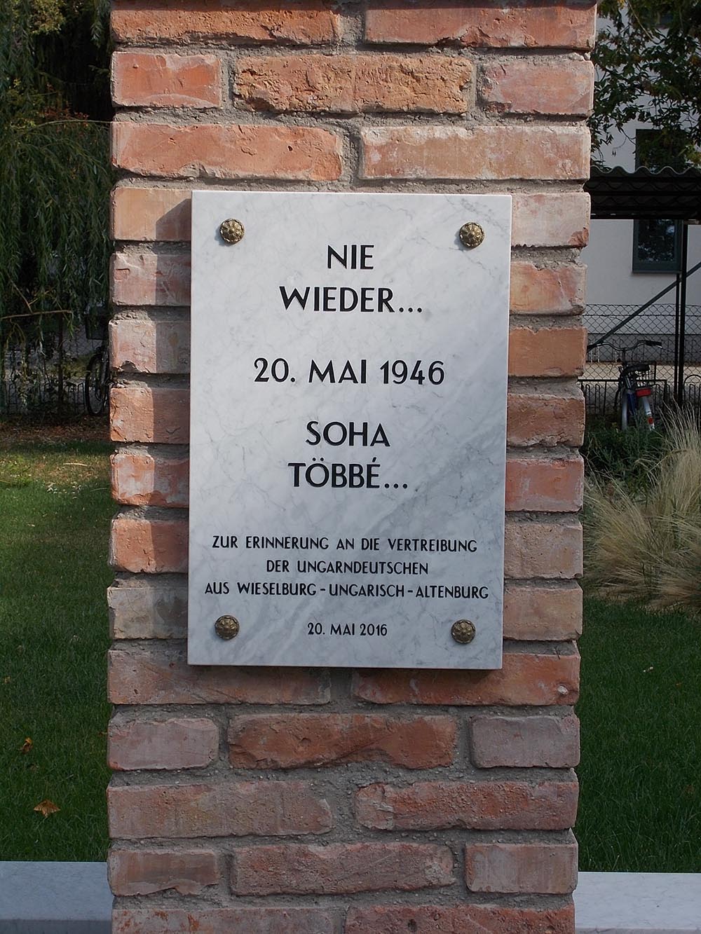 Klokmonument Volksduitsers Mosonmagyaróvár #2