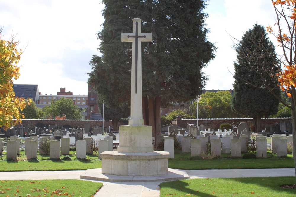 Commonwealth War Graves La Louvire