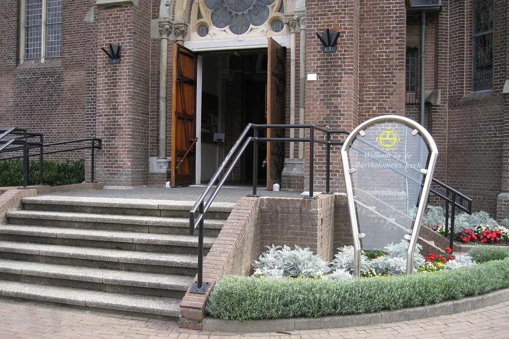 Monument Gevallenen RK Kerk Bartholomeus Voorhout #3