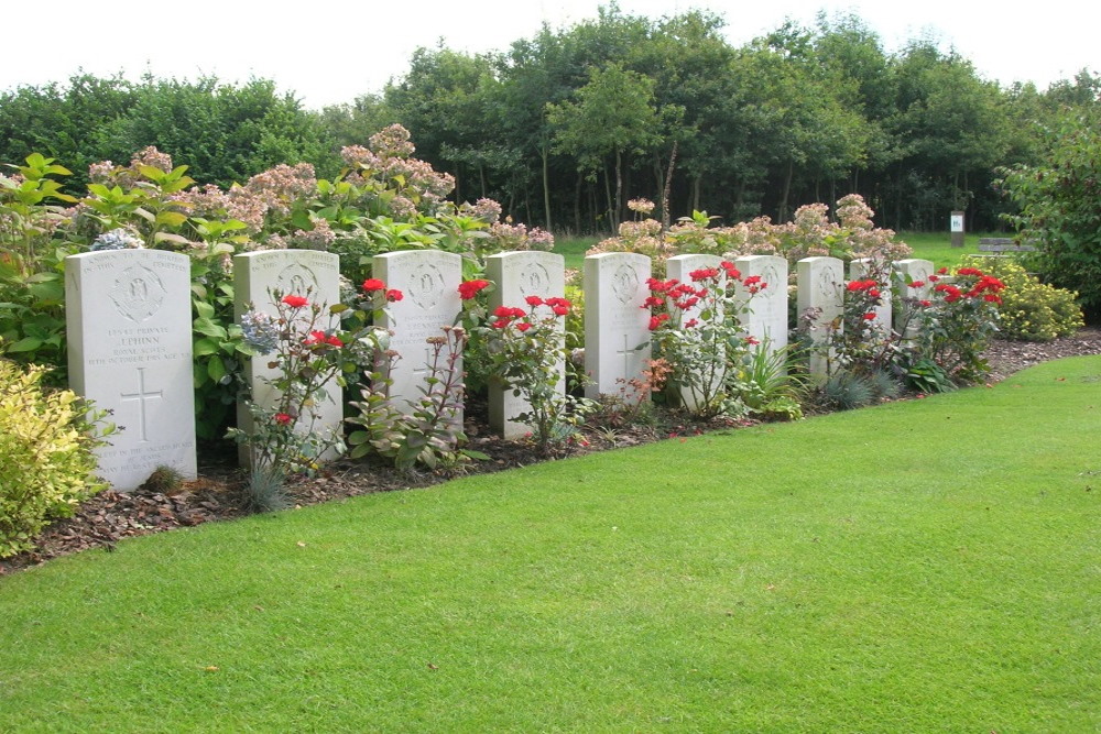 Commonwealth War Cemetery Hedge Row Trench #4