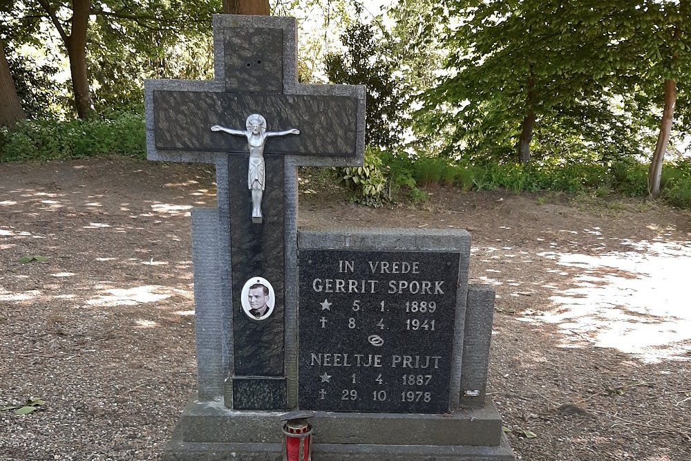 Dutch War Grave Municipal Cemetery Heerlerheide #1