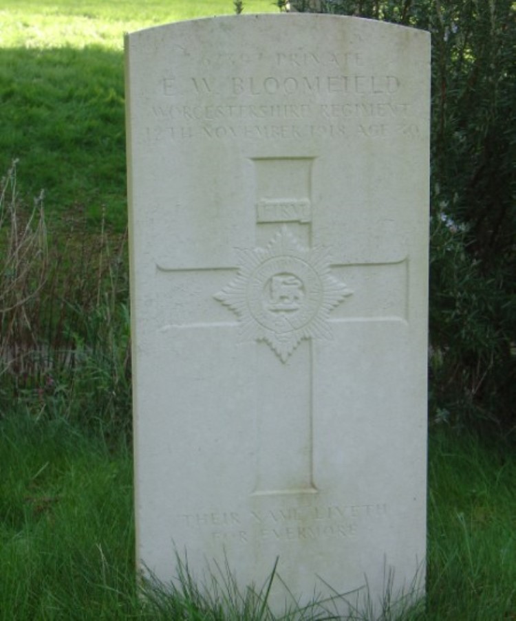 Commonwealth War Grave St. Nicholas Churchyard