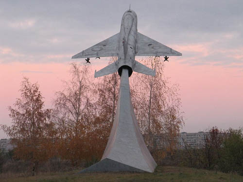 Monument Afgestudeerden Luchtvaartschool Kharkov #1