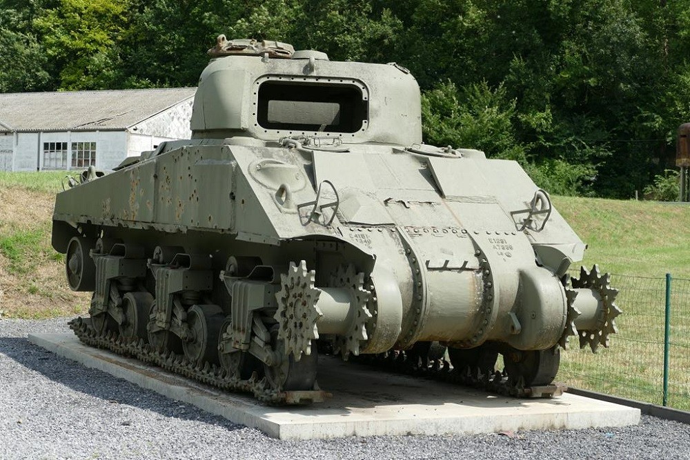 M41 Walker Buldogg & M4 Sherman