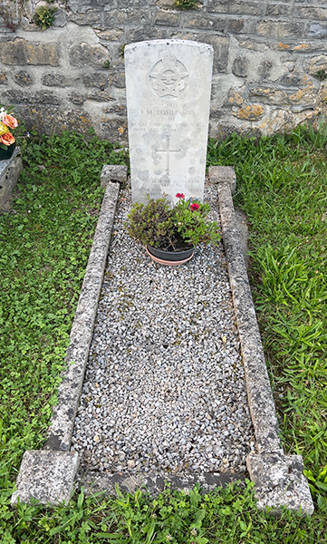 Commonwealth War Grave Élan #3