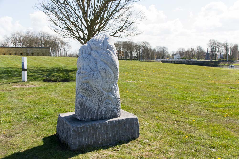 Statue Savings Hands Nieuwpoort