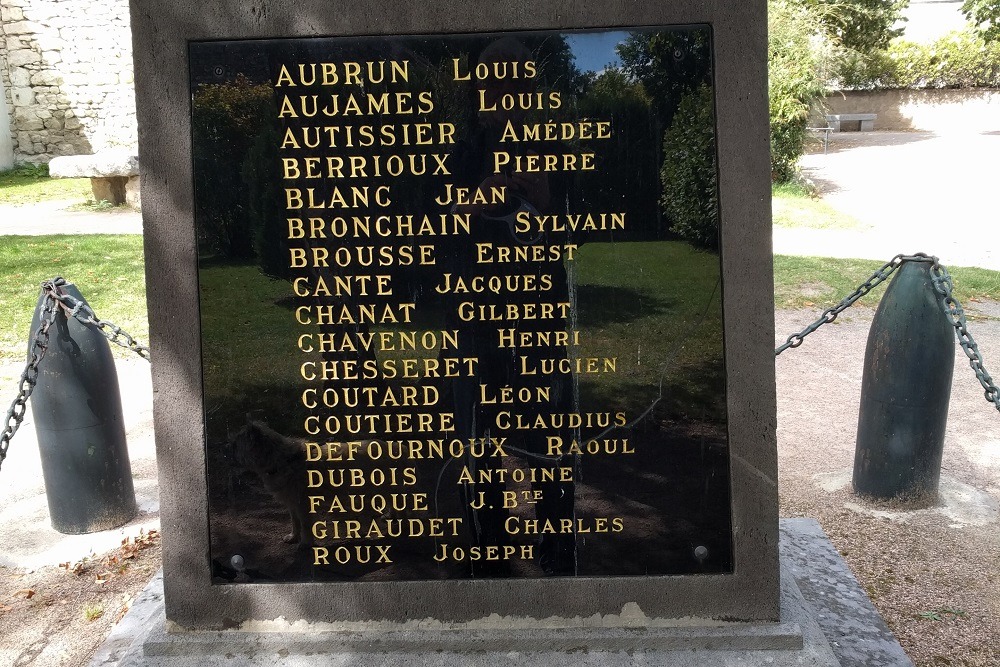 Oorlogsmonument Charroux #3