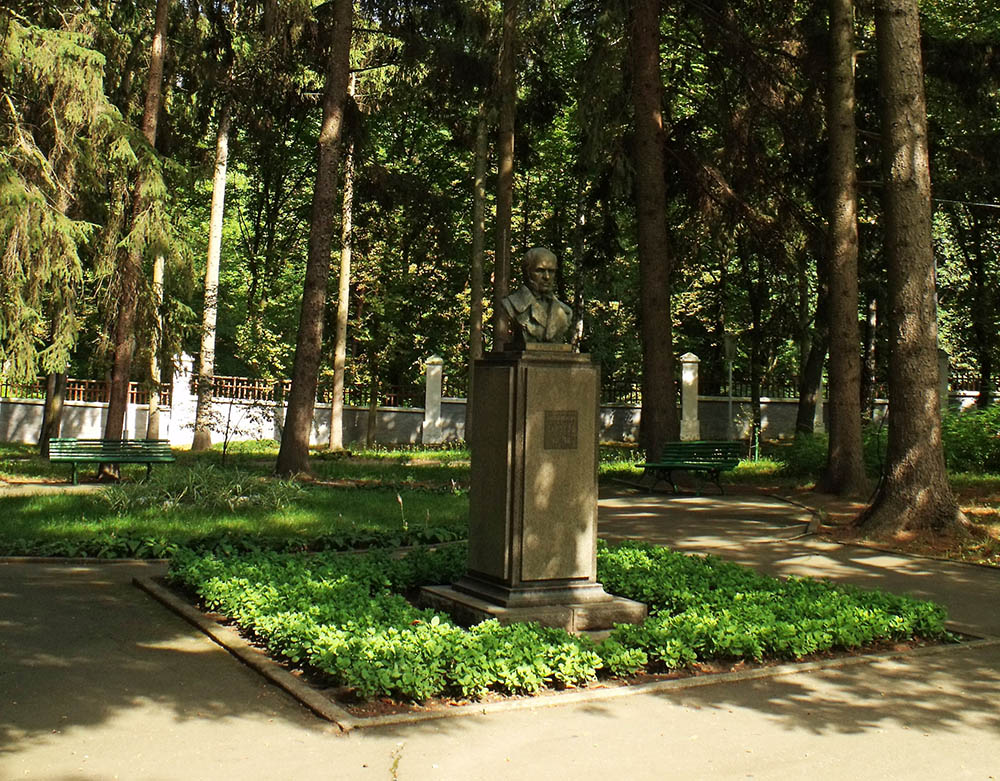 Monument Nikolay Pirogov #1