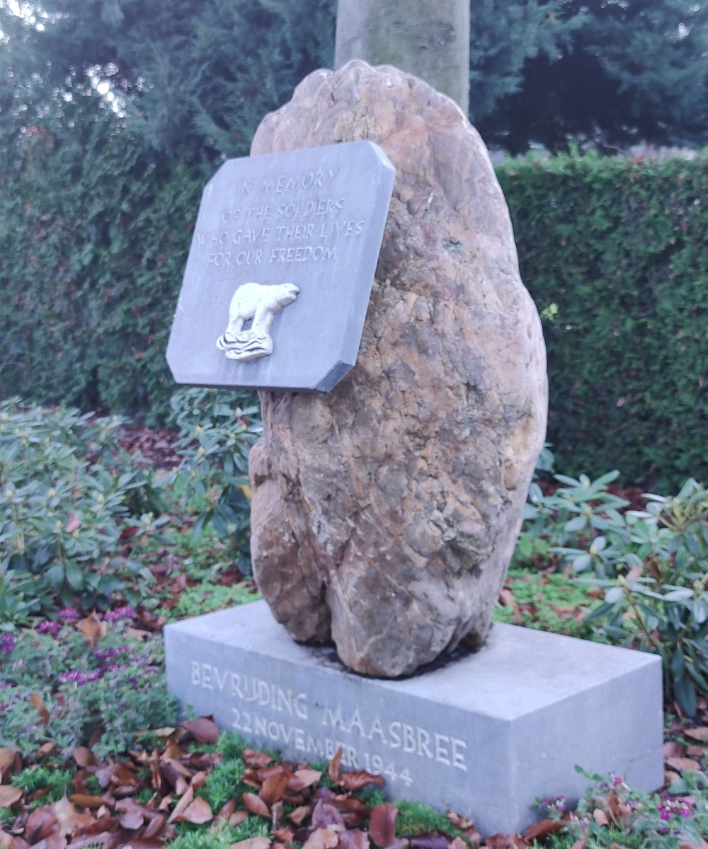 Monument Bevrijding Maasbree Polar Bears #4