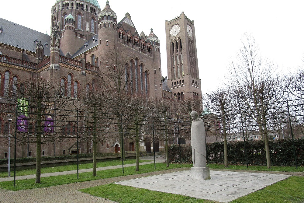 Monument Treurende Vrouw #1