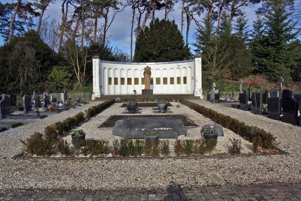 Mass Grave Victims of Bombing Municipal Cemetery Montfort #4