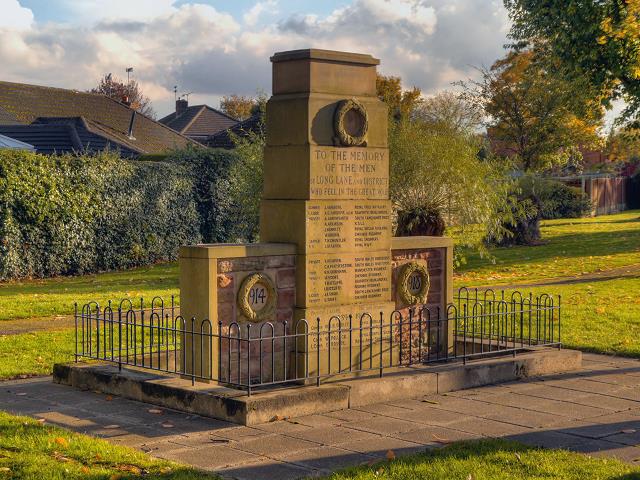 Oorlogsmonument Heald Green #1