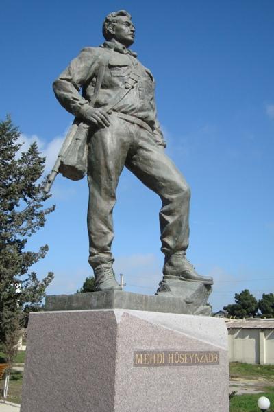 Statue Mehdi Huseynzade