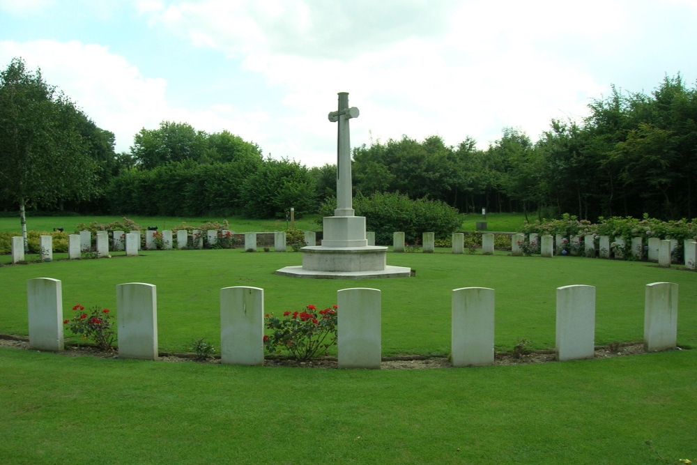 Commonwealth War Cemetery Hedge Row Trench #2