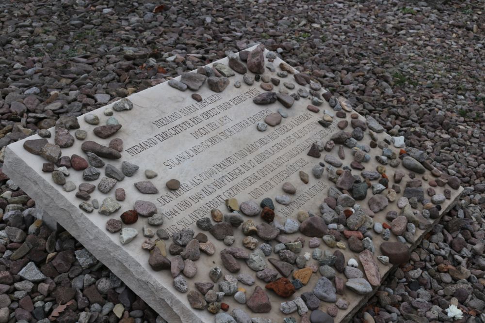 Gedenkteken Vrouwelijke Slachtoffers Buchenwald #2