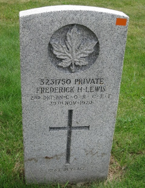 Commonwealth War Grave Sheridan Municipal Cemetery