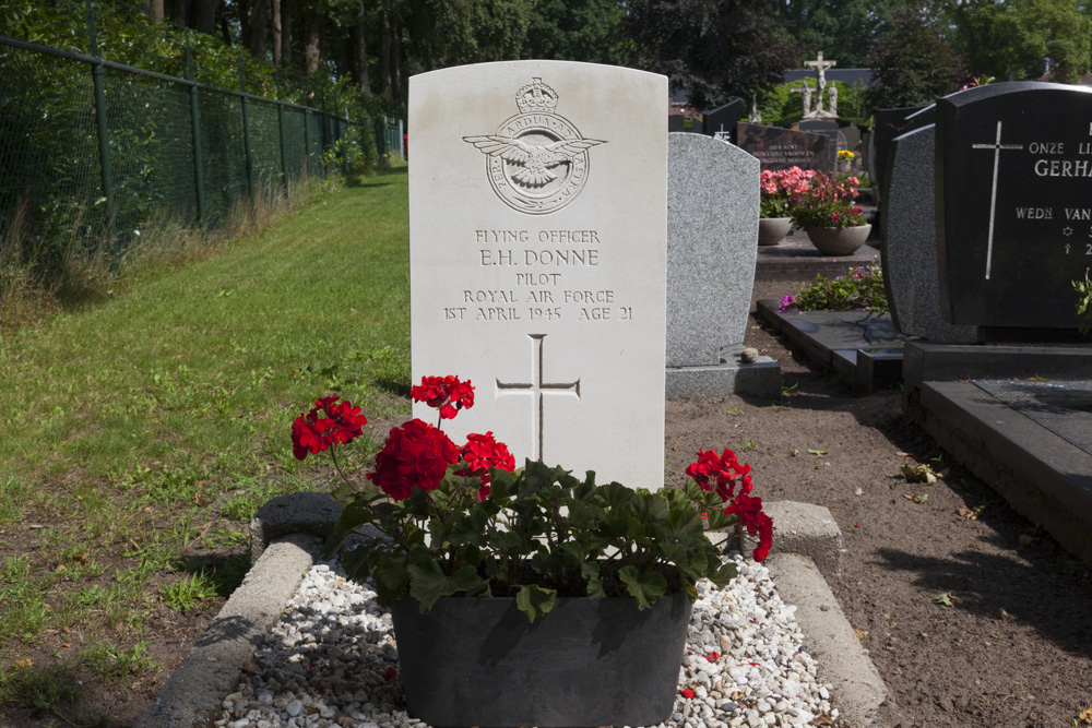 Commonwealth War Grave Roman Catholic Cemetery Lonneker #1