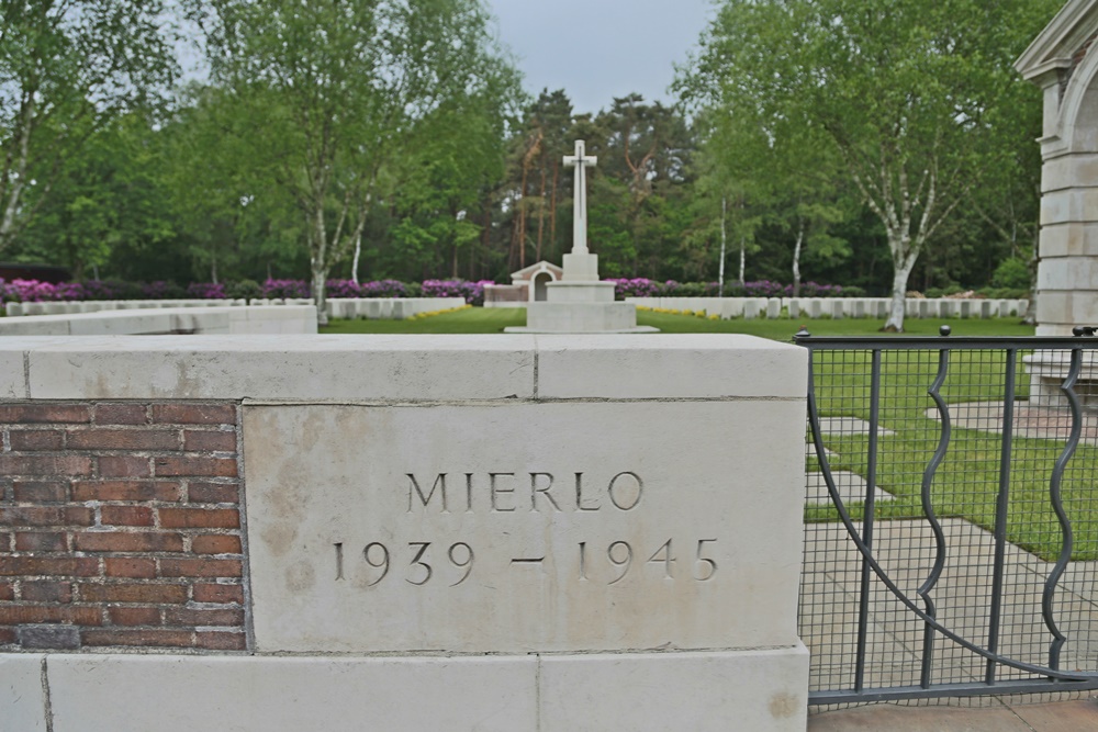 Commonwealth War Cemetery Mierlo #1