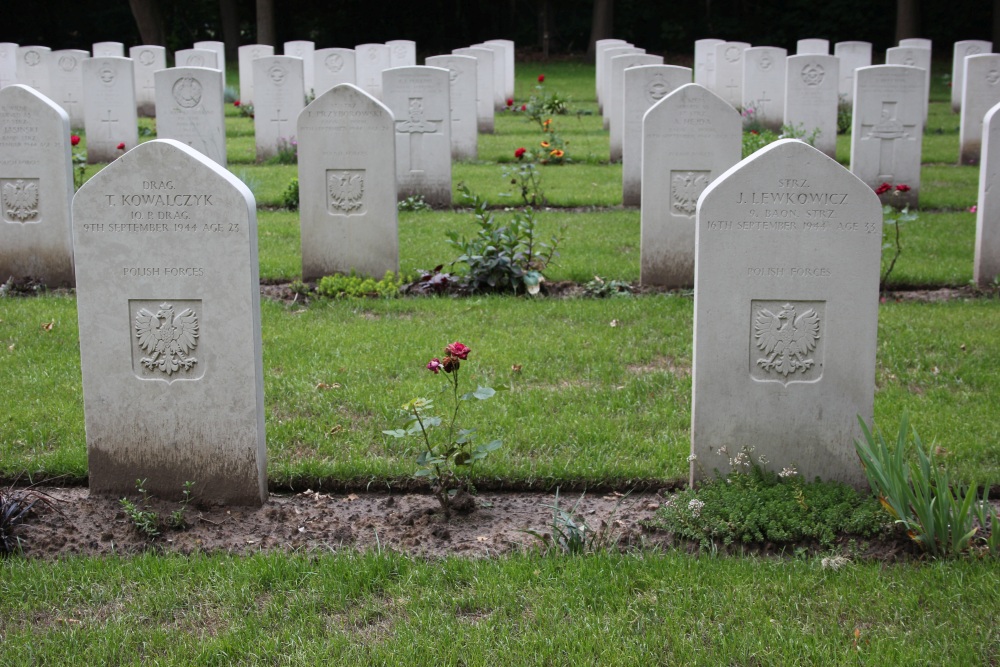 Poolse Oorlogsgraven Canadese Oorlogsbegraafplaats Adegem #3