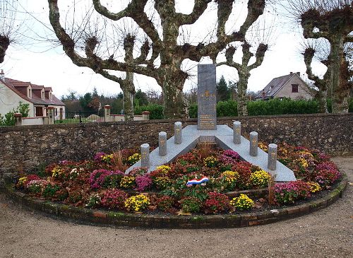 Oorlogsmonument Begraafplaats La Ferté-Saint-Cyr #1