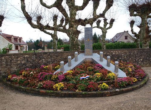 Oorlogsmonument Begraafplaats La Fert-Saint-Cyr #1