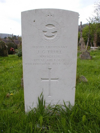 Commonwealth War Grave St Giles Church Cemetery #1