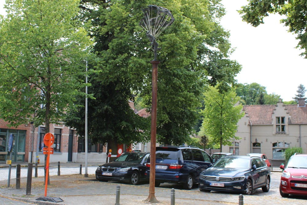 Beeld De Parachutist Sint-Denijs-Westrem #2