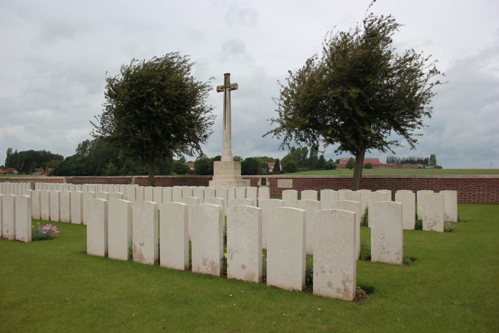 Commonwealth War Cemetery Gomiecourt South #4