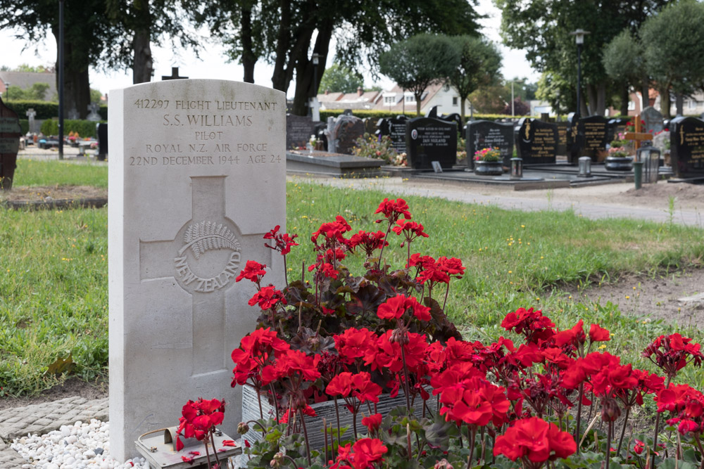 Commonwealth War Grave Roman Catholic Cemetery Losser #1