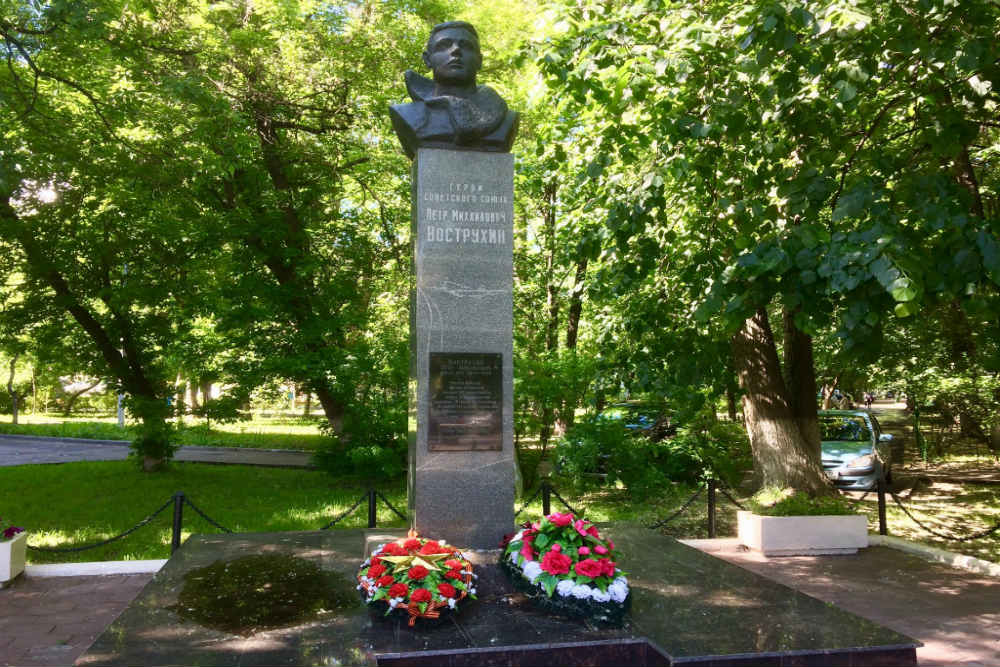 Monument Pyotr Vostrukhin Kuzminki #1