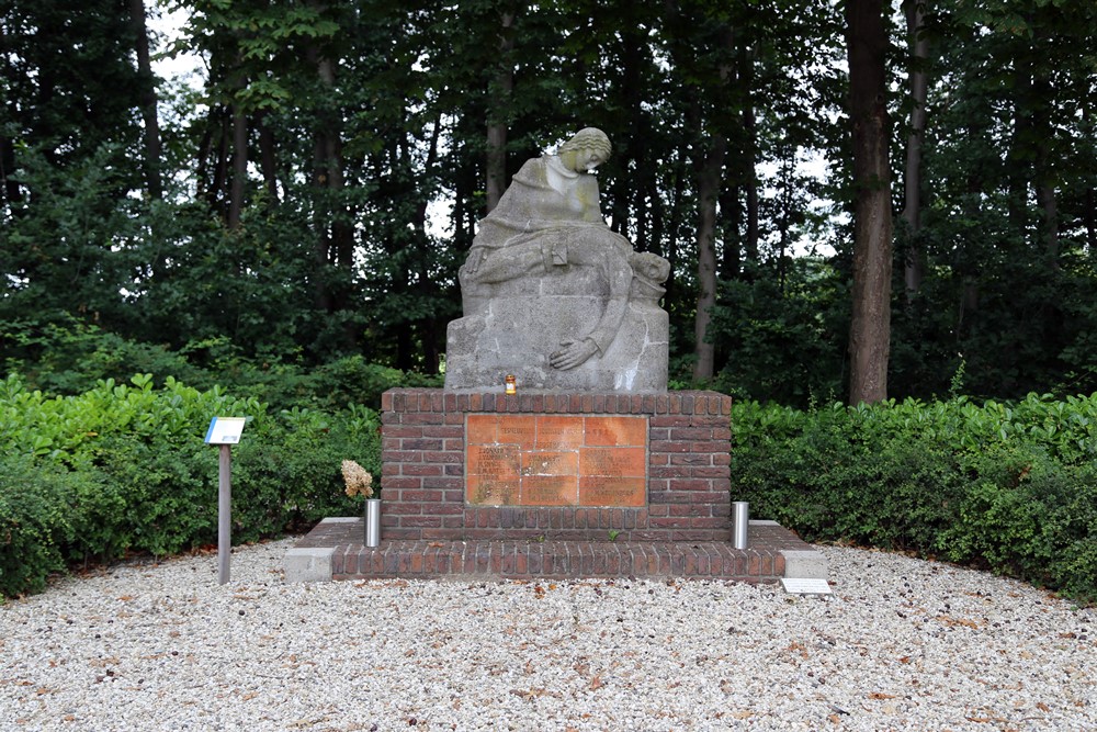 Monument Gesneuvelde Nederlandse Soldaten #1