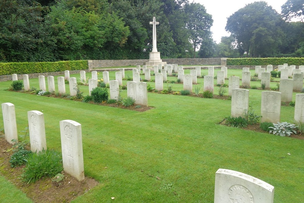 Commonwealth War Graves Bazentin-le-Petit Military Cemetery