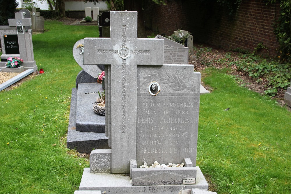 Belgian Graves Veterans Sint-Lievens-Esse Churchyard #3