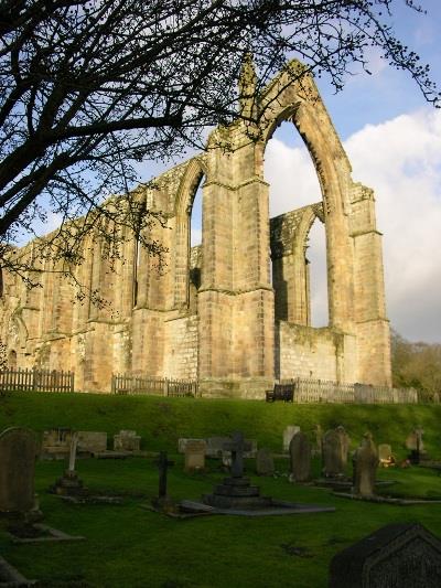 Oorlogsgraf van het Gemenebest St. Mary and St. Cuthbert Churchyard