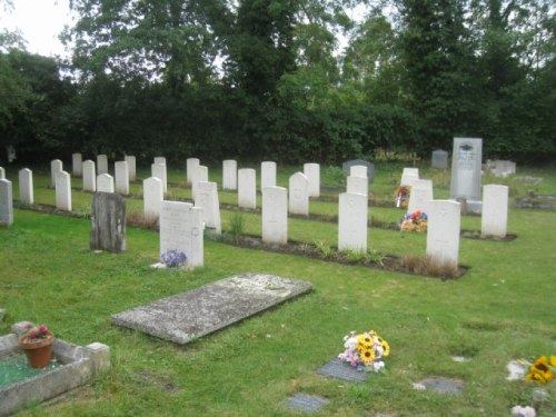 Commonwealth War Graves Saints Mary and Andrew Churchyard