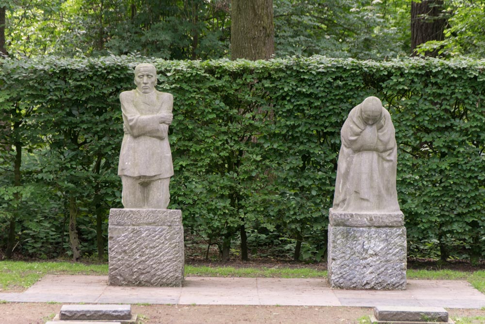 Monument Treurend Ouderpaar Vladslo #1